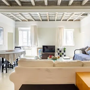 Apartment Authentic Monti 5 Mins From Colosseum, Rome